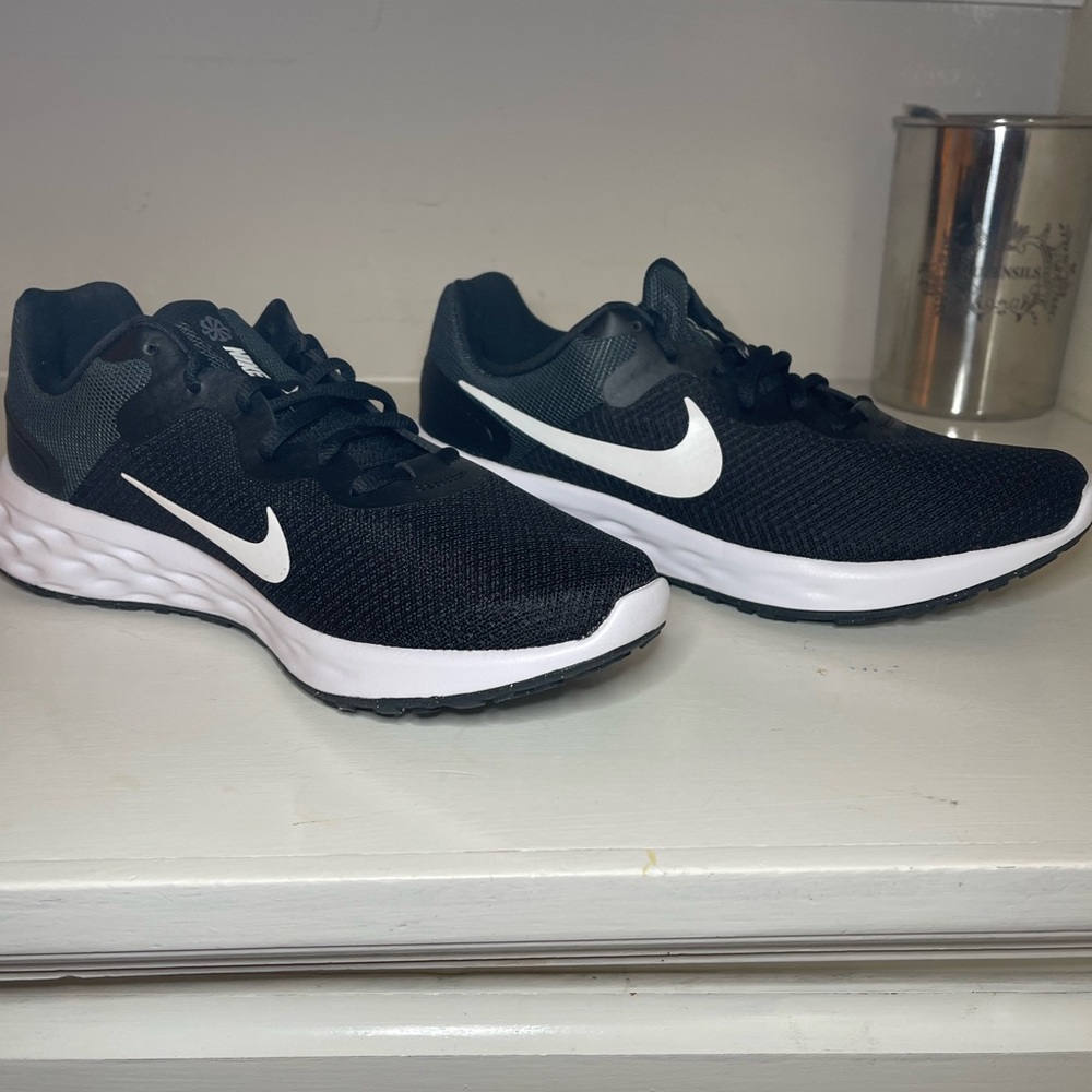 NEW Nike running shoes womens sz 10